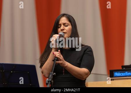New York, États-Unis. 26th janvier 2023. Hadar Orshalimy se produit lors de l'inauguration de l'exposition du Livre des noms des victimes de l'Holocauste de Yad Vashem à la salle du Conseil économique et social au siège de l'ONU. L'exposition est prêtée par le musée Yad Vashem de Jérusalem et est ouverte à temps pour la Journée internationale de commémoration de l'Holocauste, qui est 27 janvier. (Photo de Lev Radin/Pacific Press) crédit: Pacific Press Media production Corp./Alay Live News Banque D'Images