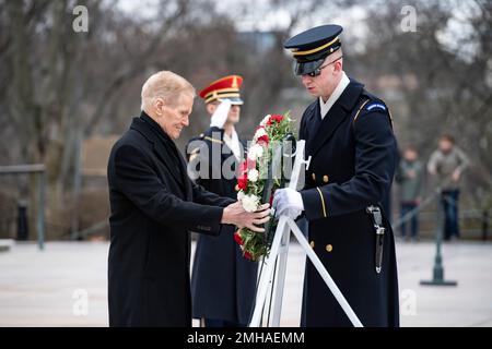 Arlington, États-Unis. 26th janvier 2023. Arlington, États-Unis. 26 janvier 2023. Bill Nelson, administrateur de la NASA, participe à une cérémonie de la couronne à la tombe du soldat inconnu lors du jour du souvenir de la NASA au cimetière national d'Arlington, à 26 janvier 2023, à Arlington, en Virginie. Le jour du souvenir de la NASA rend hommage aux hommes et aux femmes qui ont perdu la vie dans l'exploration et la découverte de l'espace. Crédit : Elizabeth Fraser/États-Unis Armée/Alamy Live News Banque D'Images