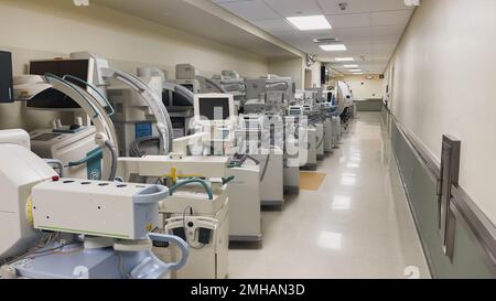 Hôpital salle d'opération couloir lit d'hôpital et machines Banque D'Images