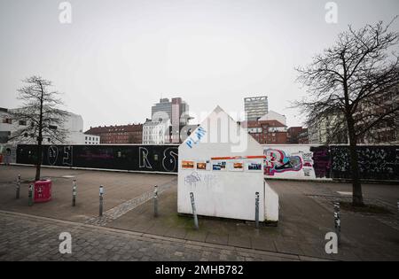 Hambourg, Allemagne. 25th janvier 2023. Un kiosque d'information fermé de la Planbude se trouve en face du quartier abandonné des anciennes maisons Esso dans le quartier de Paloma, sur la Reeperbahn à St. Pauli. En 2014, les célèbres maisons Esso de la Reeperbahn de Hambourg ont été démolies, et la région est restée en frime depuis. Credit: Christian Charisius/dpa/Alay Live News Banque D'Images