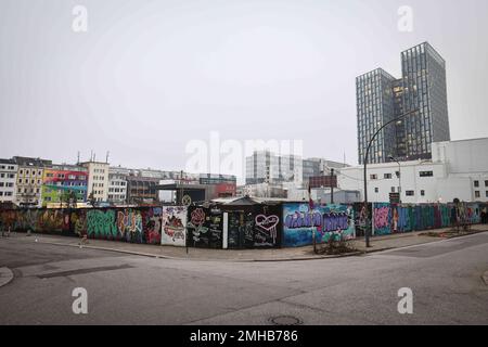 Hambourg, Allemagne. 25th janvier 2023. Le site abandonné des anciens bâtiments Esso dans le quartier de Paloma sur la Reeperbahn à St. Pauli. En 2014, les célèbres maisons Esso de la Reeperbahn de Hambourg ont été démolies, et depuis, la région a été en jachère. En arrière-plan (r), vous pouvez voir les gratte-ciels 'Dancing Towerss' au début de la Reeperbahn. Credit: Christian Charisius/dpa/Alay Live News Banque D'Images