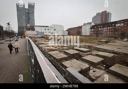 Hambourg, Allemagne. 25th janvier 2023. Le site abandonné des anciens bâtiments Esso dans le quartier de Paloma sur la Reeperbahn à St. Pauli. En 2014, les célèbres maisons Esso de la Reeperbahn de Hambourg ont été démolies, et depuis, la région a été en jachère. En arrière-plan, vous pouvez voir les gratte-ciel « Tours de danse » au début de la Reeperbahn. Credit: Christian Charisius/dpa/Alay Live News Banque D'Images