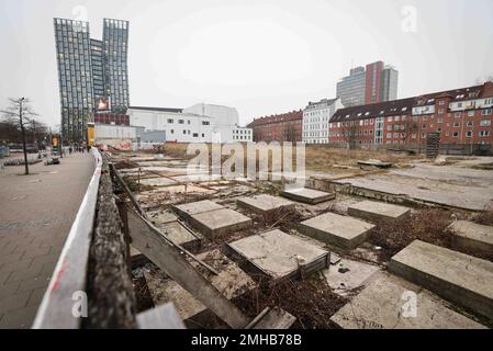 Hambourg, Allemagne. 25th janvier 2023. Le site abandonné des anciens bâtiments Esso dans le quartier de Paloma sur la Reeperbahn à St. Pauli. En 2014, les célèbres maisons Esso de la Reeperbahn de Hambourg ont été démolies, et depuis, la région a été en jachère. En arrière-plan, vous pouvez voir les gratte-ciel « Tours de danse » au début de la Reeperbahn. Credit: Christian Charisius/dpa/Alay Live News Banque D'Images