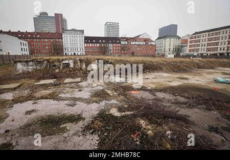 Hambourg, Allemagne. 25th janvier 2023. Le site abandonné des anciens bâtiments Esso dans le quartier de Paloma sur la Reeperbahn à St. Pauli. En 2014, les célèbres maisons Esso de la Reeperbahn de Hambourg ont été démolies, et la région est restée en frime depuis. Credit: Christian Charisius/dpa/Alay Live News Banque D'Images