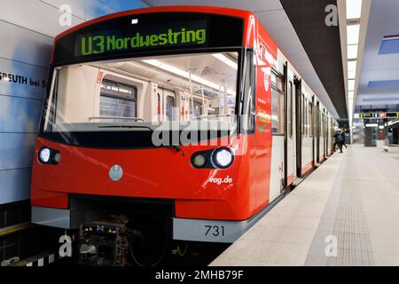 Nuremberg, Allemagne. 25th janvier 2023. Un métro entièrement automatisé (U3) se trouve sur la plate-forme de la station de métro Großreuth près de Schweinau. La première ligne de métro allemande sans conducteur a été ouverte sur 14 juin 2008. Des trains circulent automatiquement dans plus de 60 villes du monde entier. En Allemagne, le métro de Nuremberg est le seul pionnier depuis 2008. Mais cela change. Credit: Daniel Karmann/dpa/Alay Live News Banque D'Images