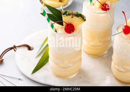 Cocktail de pina colada tropical ou queue de mocktail dans un verre tiki Banque D'Images