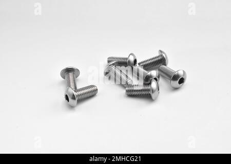Groupe de vis à tête hexagonale à bouton en acier inoxydable isolée sur fond blanc Banque D'Images