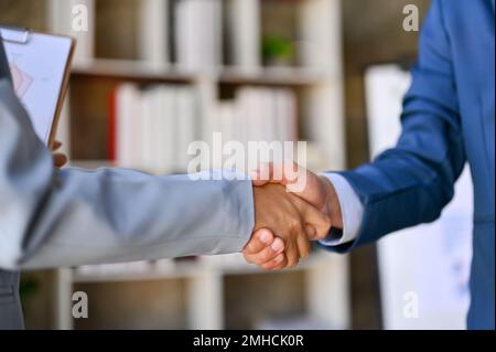 image rapprochée de deux hommes d'affaires qui se branchent au bureau. félicitations, bienvenue, accueil, contrat, partenariat commercial, coopération, thé Banque D'Images