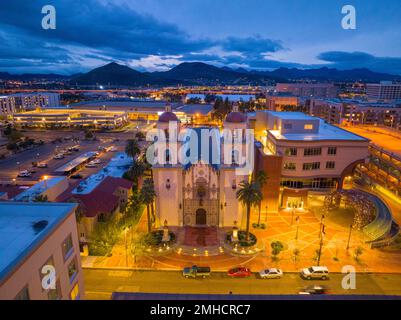 St. Vue aérienne de la cathédrale d'Augustine au coucher du soleil sur 192 S Stone Avenue dans le centre-ville de Tucson, Arizona, États-Unis. Banque D'Images