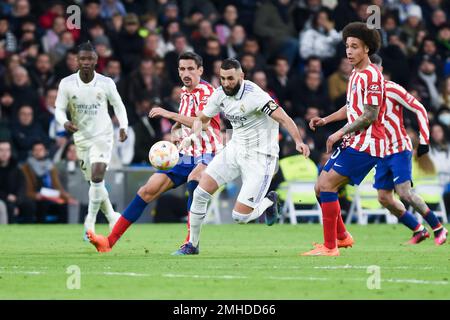 Madrid, Espagne. 26th janvier 2023. Karim Benzema (3rd L) du Real Madrid est en compétition lors du quart-finale de la coupe du Roi (Copa del Rey) espagnole entre le Real Madrid et l'Atletico de Madrid à Madrid, Espagne, le 26 janvier 2023. Credit: Gustavo Valiente/Xinhua/Alamy Live News Banque D'Images