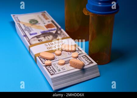 Médicaments de crise d'opioïdes pilules médicaments d'ordonnance et argent bleu clair fond de la bouteille de médecine des centaines de dollars Banque D'Images