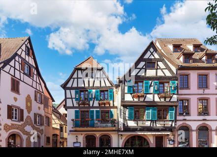 Belles maisons de farce dans la ville de Kaysersberg France Banque D'Images