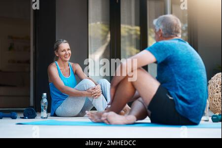 Nous avons commencé notre journée sur une note positive. Prise de vue en longueur d'un couple mûr et heureux prenant une pause après une séance d'entraînement intense. Banque D'Images