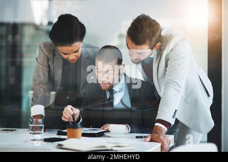 Tous ces éléments se sont coincés dans la réalisation du travail. les hommes d'affaires travaillent ensemble au bureau. Banque D'Images