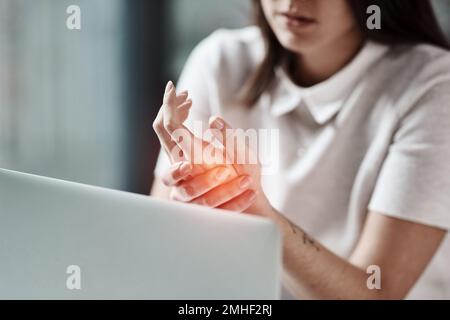 Ordinateur portable, douleur dans la main et femme au bureau avec blessure au poignet de l'écriture, la dactylographie et le travail sur l'ordinateur. Le stress, les soins médicaux et le toucher de jeune fille Banque D'Images