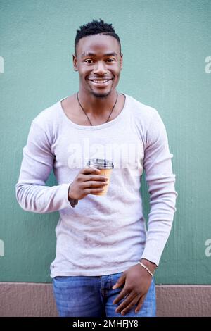 Vous ne pouvez pas dire un café sans sourire. un beau jeune homme dans la ville. Banque D'Images