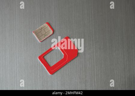 la carte sim repose sur un fond en acier gris Banque D'Images