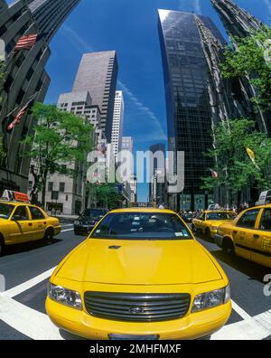 2002 HISTORIQUE RUE DE LA SCÈNE TAXIS JAUNES (©FORD MOTOR CO 2000) CINQUIÈME AVENUE MANHATTAN NEW YORK CITY ÉTATS-UNIS Banque D'Images