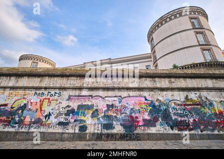 Le mur extérieur des casernes de l'armée Caserma Garibaldi, couvert de mots balisés, couches salissantes. Un exemple de graffiti à Naples, Naples, Italie, Ital Banque D'Images