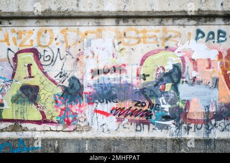 Le mur extérieur des casernes de l'armée Caserma Garibaldi, couvert de mots balisés, couches salissantes. Un exemple de graffiti à Naples, Naples, Italie, Ital Banque D'Images