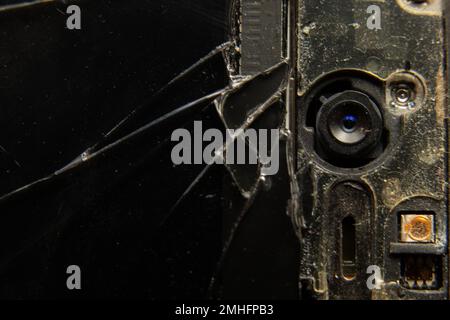 téléphone cassé et macro de l'appareil photo avant Banque D'Images