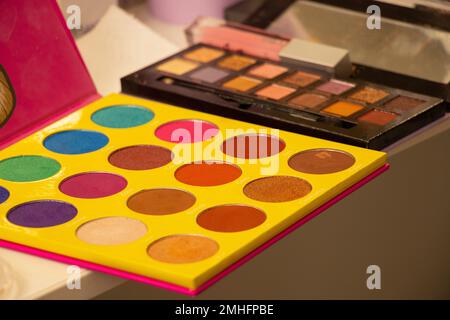 ombres à paupières multicolores pour le maquillage et les pinceaux sur fond sombre, maquillage de mode de beauté Banque D'Images