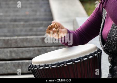 jouer le tambour avec les mains en gros plan, instrument de musique Banque D'Images