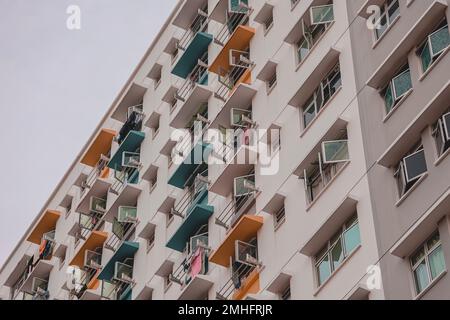 Un bâtiment HDB coloré à Jurong West, Singapour Banque D'Images