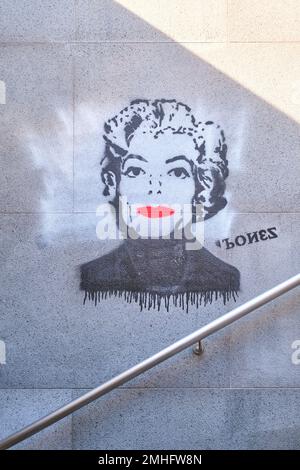 Un pochoir peint de Michael Jackson en tant que tableau Marilyn Monroe d'Andy Warhol. Avec des lèvres rouges brillantes. A l'entrée de la station de métro, Munici Banque D'Images