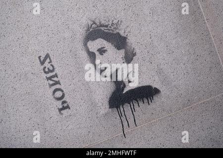 Un pochoir peint par l'artiste OS de la reine Elizabeth II À l'entrée d'une station de métro. Un exemple de graffiti à Naples, Naples, Italie, Italie. Banque D'Images