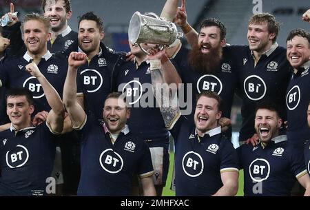 Photo du dossier datée du 06-02-2021, le Finn Russell et Stuart Hogg, en Écosse, célèbrent la victoire de la coupe Calcutta après le match Guinness des six Nations au stade de Twickenham, à Londres. Il n'y a aucune raison d'avoir le sentiment habituel d'inquiétude lorsque l'Écosse se rend à Twickenham parce qu'ils ont des souvenirs de victoire de leur dernière visite il y a deux ans. Les Écossais ont montré ces derniers temps qu'ils peuvent tenir leur sang-froid dans les moments clés des matchs serrés. Date de publication : vendredi 27 janvier 2023. Banque D'Images