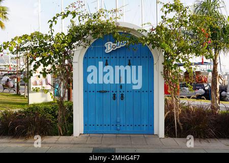 Maison maltaise traditionnelle avec fenêtres et porte bleue dans la ville fortifiée de Bodrum, Mugla, Turquie Banque D'Images