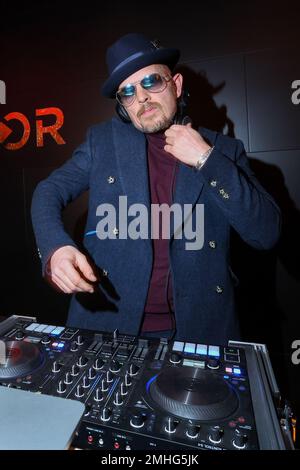 Hambourg, Allemagne. 25th janvier 2023. Jan Delay, chanteur et hip-Hopper, comme DJ lors d'un événement médiatique pour l'ouverture du nouveau casier 'Trisor'. Le nouveau casier du centre-ville dispose d'une zone de sécurité composée d'un mélange de béton armé de 15 centimètres d'épaisseur, d'alarmes spéciales et pèse plus de 100 tonnes. Les plus de 5 000 casiers sont utilisés pour le stockage sécurisé et indépendant de la banque des objets de valeur de toutes sortes. Credit: Christian Charisius/dpa/Alay Live News Banque D'Images