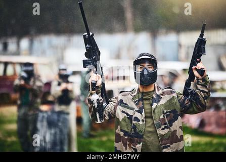 Paintball, pistolet ou homme prêt pour un jeu de tir avec action rapide sur un champ de bataille amusant en vacances. Mission, homme ou joueur avec équipement d'armes militaires Banque D'Images