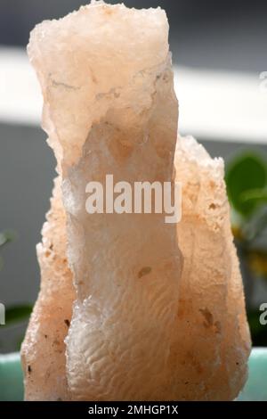 Sel himalayen teinté rose (halite) de formes naturelles diverses : (pix Sanjiv Shukla) Banque D'Images