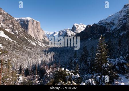 Vue sur le paysage de Yosemite Valley, depuis le point de vue du tunnel, montrant El Capitan et demi-dôme au loin. Banque D'Images