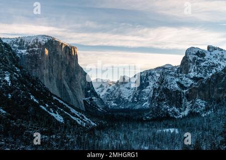 Photo en grand angle de la vallée de Yosemite depuis la vue du tunnel, en début de matinée hivernale. El capitan capture les premiers rayons du soleil de la nouvelle année. Banque D'Images