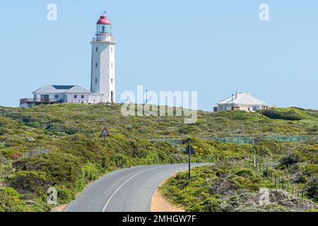 Gansbaai, Afrique du Sud - 20 septembre 2022: Phare de la pointe de danger près de Gansbaai dans la province du Cap occidental Banque D'Images