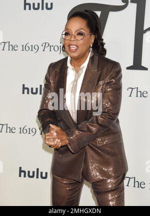 Los Angeles, États-Unis. 26th janvier 2023. Oprah Winfrey arrivant à la première de Hulu « le projet 1619 » à Los Angeles, qui s'est tenue au musée Academy of Motion Pictures à Los Angeles, en Californie, sur 26 janvier 2023. © Janet Gough / AFF-USA.COM Credit: AFF/Alamy Live News Banque D'Images