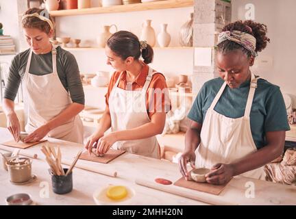 La sculpture en poterie et les gens se rassemblent à l'atelier pour le processus créatif, la production et la productivité. Concentration, concentration et talent de Banque D'Images