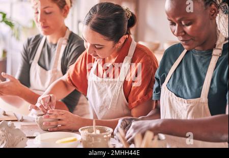 Cours de poterie, atelier de création ou de personnes de conception de moules de sculpture, de fabrication ou de produit d'art. Les femmes de diversité, magasin de céramique de détail ou de démarrage petit Banque D'Images