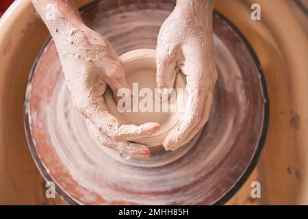 Création, poterie et design avec des mains de femme en atelier pour le moulage, la céramique et l'art Argile, sculpture et fabrication avec fille artisan Banque D'Images