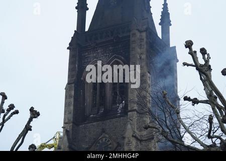 Fenêtres brisées dans la coquille charnue de l'église St Marc à Hamilton Terrace, St John's Wood, Londres, qui a été détruite par un incendie qui a commencé dans les premières heures du matin. 80 pompiers ont assisté à l'église classée au patrimoine nord-ouest de Londres qui a été décrite comme un « Trésor architectural et historique ». Date de la photo: Vendredi 27 janvier 2023. Banque D'Images