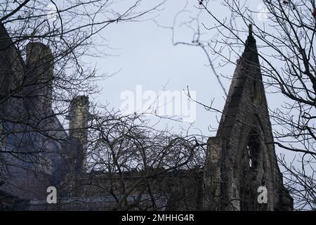 La coquille carbonée de l'église St Marc à Hamilton Terrace, St John's Wood, Londres, qui a été détruite par un incendie qui a commencé dans les premières heures du matin. 80 pompiers ont assisté à l'église classée au patrimoine nord-ouest de Londres qui a été décrite comme un « Trésor architectural et historique ». Date de la photo: Vendredi 27 janvier 2023. Banque D'Images
