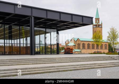 La nouvelle galerie nationale conçue par Ludwig Mies van der Rohe et St. L'église de Matthew, toutes deux partie du Kulturforum Berlin. Banque D'Images