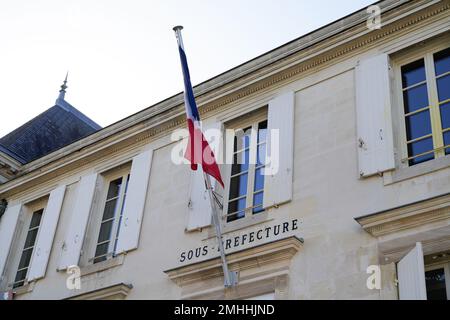 Sous Préfecture signifie sous-préfecture en france avec drapeau bleu blanc rouge en centre ville sur le mur extérieur du bâtiment Banque D'Images