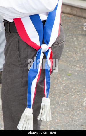 Détail maire français avec drapeau tricolore pendant la fête en France Banque D'Images