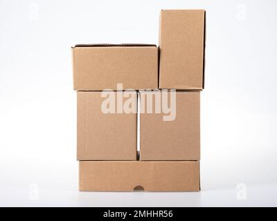 Boîtes en carton pile de boîte en carton marron cinq sur fond gris blanc Banque D'Images