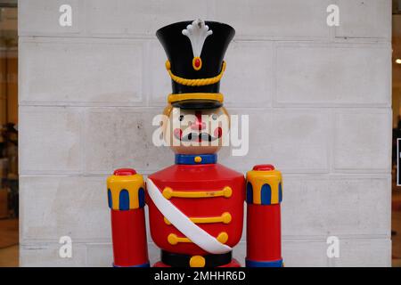 Casse-noisette de noël traditionnel à motif figurine portant un ancien style militaire en uniforme rouge Banque D'Images