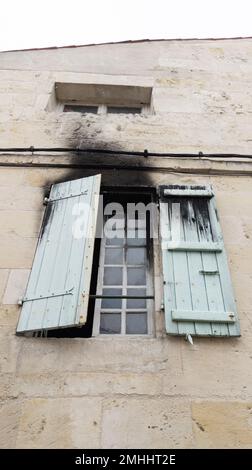 Fenêtres extérieures mur de brûlé accidentellement par le feu maison bâtiment brûlé maison façade en catastrophe concept Banque D'Images